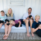 Bildeserie av Kronprinsfamilien og Milly Kakaos valper på Dvergsøya i Juli. Foto: Veronica Melå / Utenfor Allfarvei AS / Det kongelige hoff.